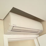 Instalação de Ar Condicionado com cortineiro de gesso em cima da porta do quarto